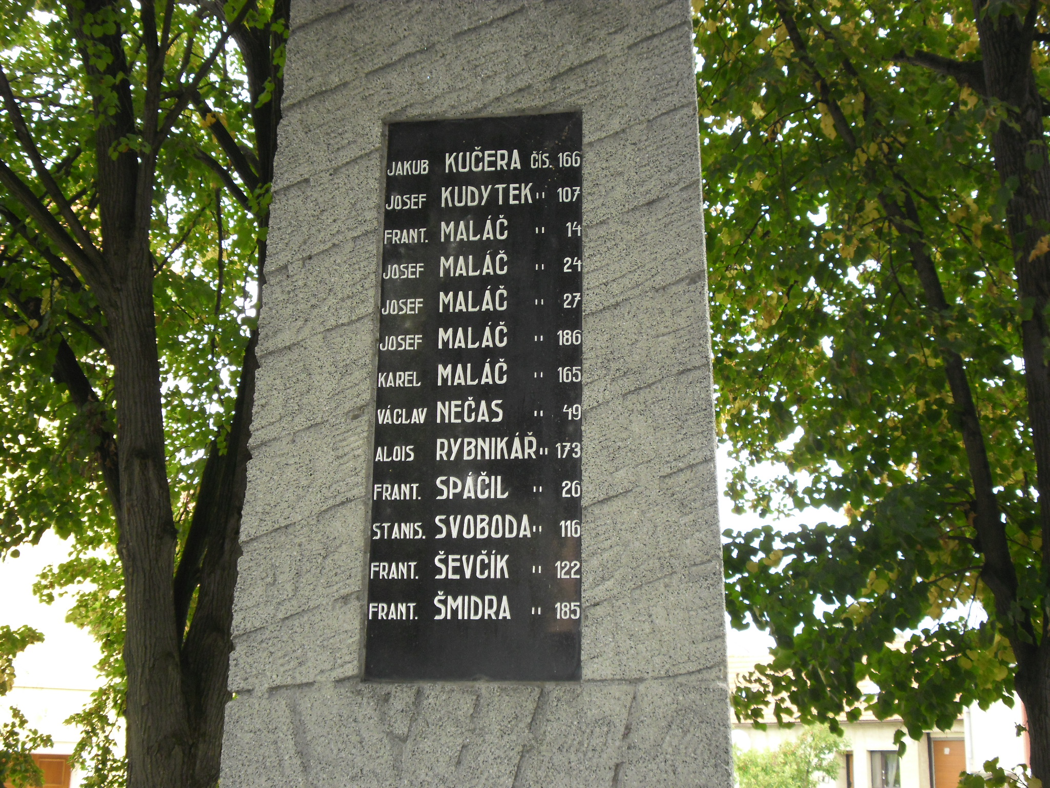 pomník obětem válek - pohled zezadu